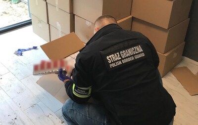 Funkcjonariusz SG zabezpiecza nielegalny towar 