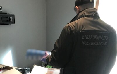 Funkcjonariusz SG zabezpiecza nielegalny towar 