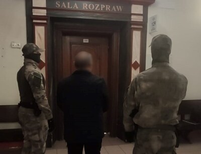 Poszukiwany mężczyzna przed salą rozpraw 