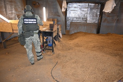 Funkcjonariusz SG zabezpiecza nielegalny towar 