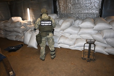 Funkcjonariusz SG zabezpiecza nielegalny towar 