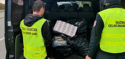 Funkcjonariusze zabezpieczają nielegalny towar 