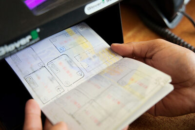 funkcjonariusz trzymający paszport funkcjonariusz trzymający paszport