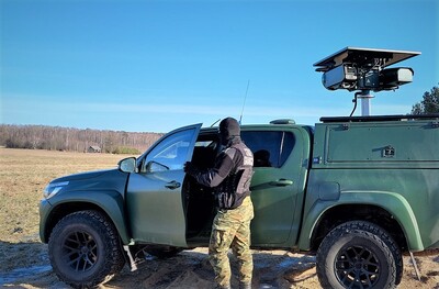 funkcjonariusz SG przy pojeździe obserwacyjnym 