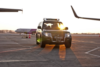 auto służbowe SG na płycie lotniska 