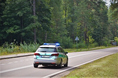 auto służbowe SG na drodze 