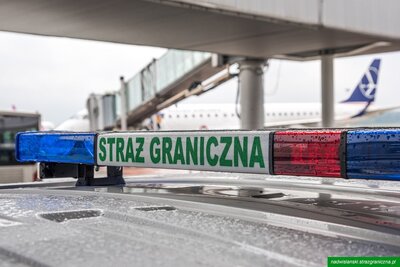 auto służbowe SG oraz samolot w tle 