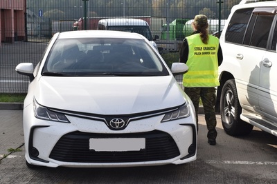 funkcjonariusz SG oraz zatrzymany pojazd 