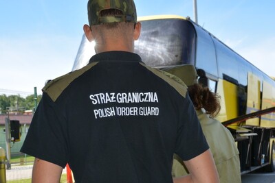 funkcjonariusz SG na przejściu drogowym 