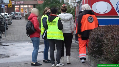 grupa osób, funkcjonariusze, cudzoziemcy, ratownik medyczny 