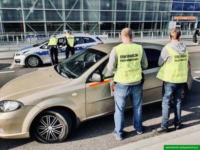 funkcjonariusze SG kontrolujący kierowcę taksówki 