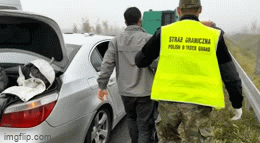 funkcjonariusze SG prowadzący zatrzymaną osobę 