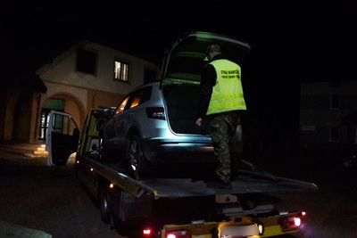 funkcjonariusz SG oraz auto na lawecie 