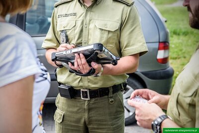 funkcjonariusze SG dokonujący kontroli dokumentów 