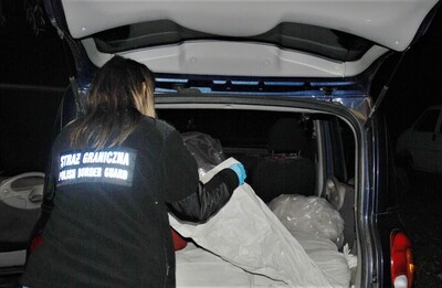 funkcjonariusz SG oraz zatrzymany towar 