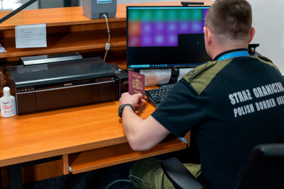 funkcjonariusz SG podczas kontroli granicznej 