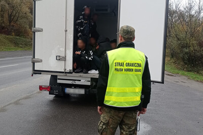 funkcjonariusz SG oraz cudzoziemcy w aucie 