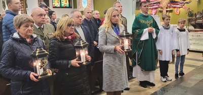 Uczestniczący we mszy św. w intencji tragicznie zmarłych lotników SG 