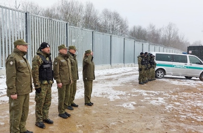 Wizyta na terenie Podlaskiego Oddziału SG w związku z zakończeniem prac przy pierwszym odcinku bariery elektronicznej na granicy polsko-białoruskiej 