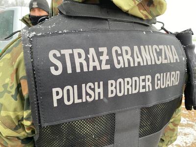 funkcjonariusz SG w kamizelce z napisem Straż Graniczna Polish Border Guard 