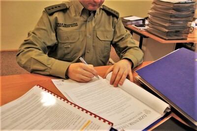 funkcjonariusz SG sprawdzający dokumentację służbową 