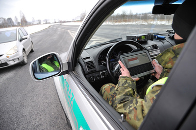 funkcjonariusz SG podczas kontroli drogowej 