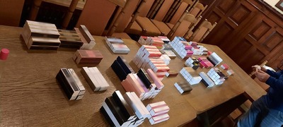 Ujawnoine podrobione perfumy i ubrania 