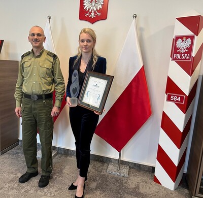 Komendant Główny SG z wyróżnioną funkcjonariuszką 