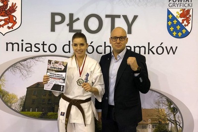Beata Szulak z medalem i dyplomem 
