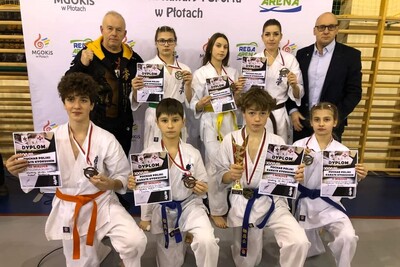 Uczestnicy zawodów z dyplomami i medalami 