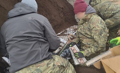 Funkcjonariusze zabezpieczają nielegalny towar 