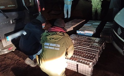 Funkcjonariusze zabezpieczają nielegalny towar 