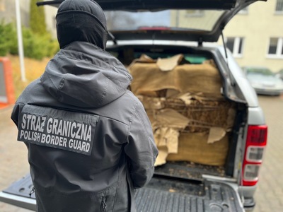 Funkcjonariusz Straży Granicznej z zatrzymanym suszem tytoniowym 