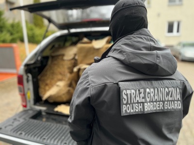 Funkcjonariusz Straży Granicznej z zatrzymanym suszem tytoniowym 