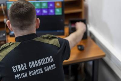 funkcjonariusz SG sprawdzający dokument 