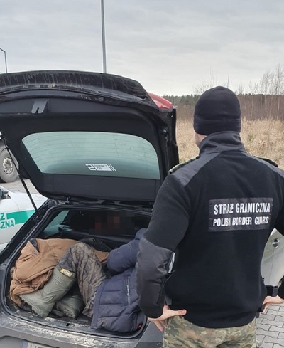 funkcjonariusz SG oraz cudzoziemcy w aucie 