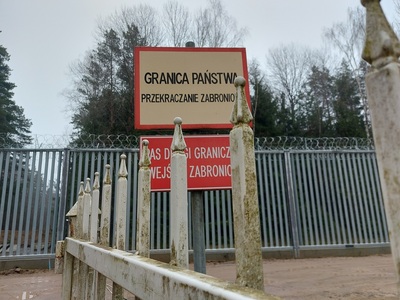 znak z napisem: granica państwa przekraczanie zabronione 