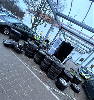 Zatrzymane kradzione felgi wraz z oponami 