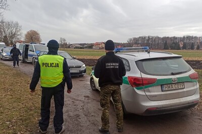 funkcjonariusze SG, Policji oraz zatrzymane auto 