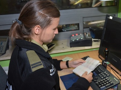 funkcjonariusz SG sprawdzający dokument