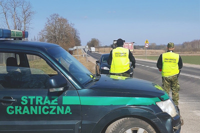 funkcjonariusze SG podczas kontroli drogowej