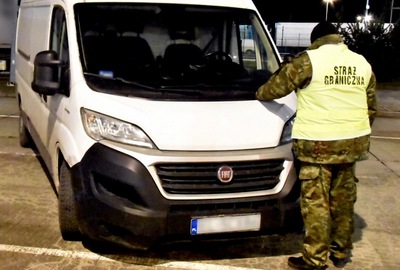Funkcjonariusz SG zabezpiecza pojazd 