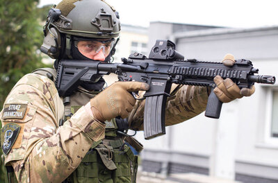 Funkcjonariusz WZD z karabinkiem HK416 