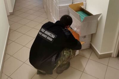 Funkcjonariusz SG zabezpiecza towar 