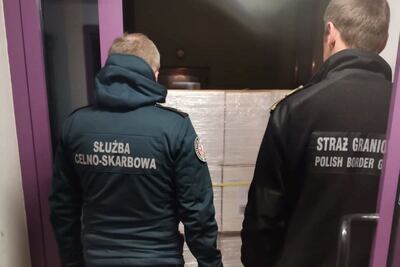 Funkcjonariusze w trakcie kontroli ciężarówki 