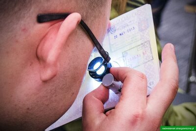 Funkcjonariusz SG sprawdza dokumenty 