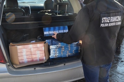 Funkcjonariusz SG zabezpiecza nielegalny towar 