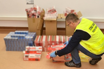 Funkcjonariusz SG zabezpiecza nielegalny towar 