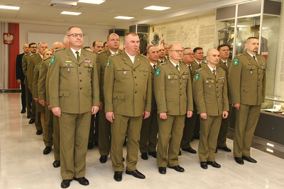 Funkcjonariusze na uroczystości przejęcia obowiązków przez nowego zastępcę komendanta oddziału 