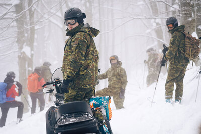 Funkcjonariusze SG w trakcie szkolenia w Bieszczadach 